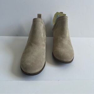 Tom’s NWT Deia Oxford Tan Glitter Suede Ankle Boots in a size 7.